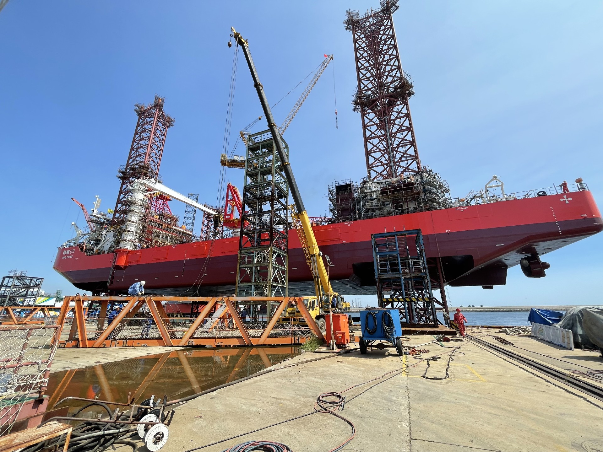 海上風(fēng)電安裝平臺“精銦03”號順利出塢吉水